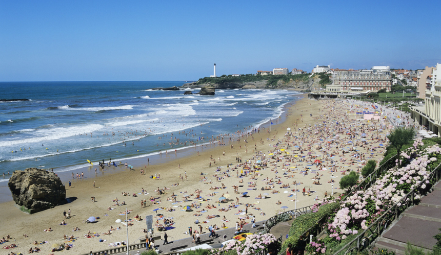 Plaża w Biarritz z latarnią morską w tle