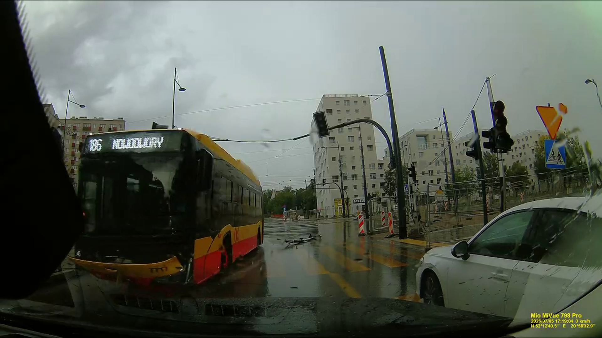 Autobus taranował auta w Warszawie, wjechał do tunelu. Jest nagranie z kamery świadka