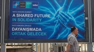 Plakat zapowiadający szczyt NATO w Ankarze