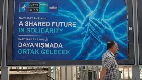 Plakat zapowiadający szczyt NATO w Ankarze