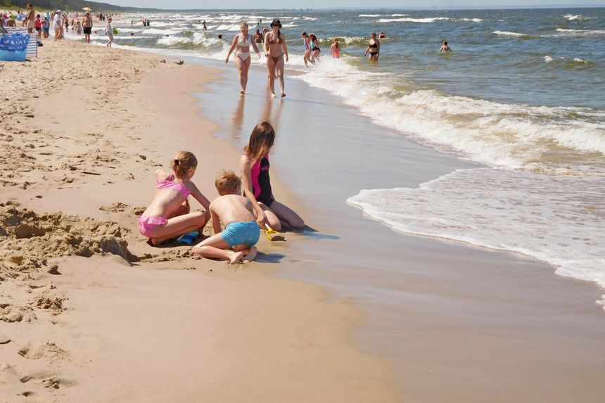 Dzieci na plaży - materiał poglądowy