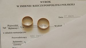 Orzeczenie rozwodu i dwie złote obrączki (zdjęcie ilustracyjne)