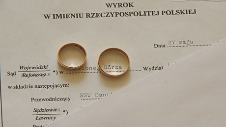 Orzeczenie rozwodu i dwie złote obrączki (zdjęcie ilustracyjne)