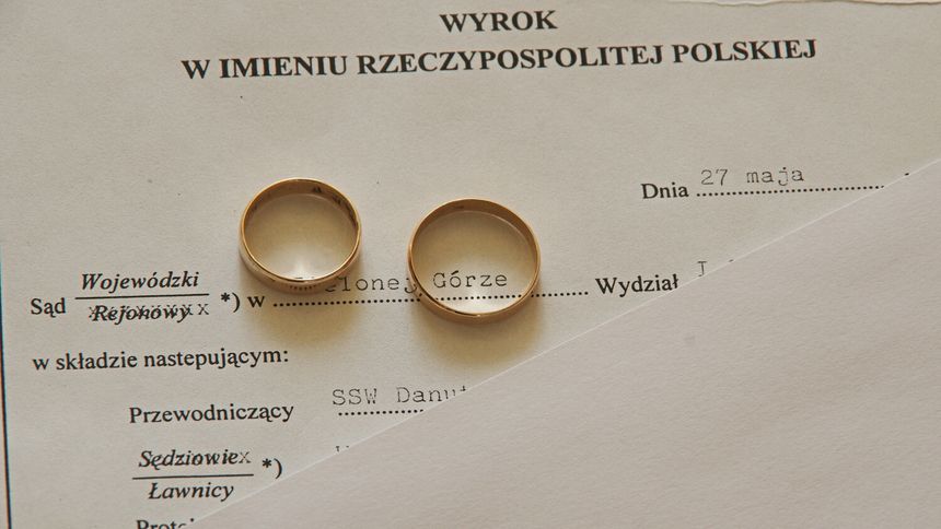 Orzeczenie rozwodu i dwie złote obrączki (zdjęcie ilustracyjne)