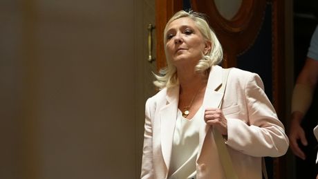 Marine Le Pen opuszcza salę sądową