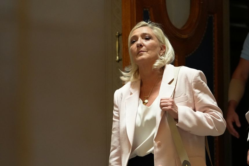 Marine Le Pen opuszcza salę sądową