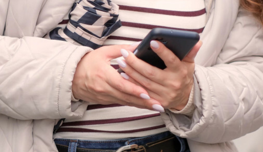 Czarny telefon trzymany przez kobietę