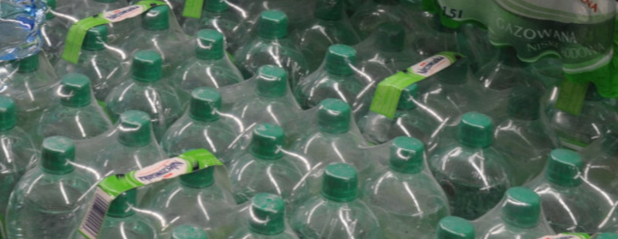 Plastikowe zgrzewki wody zakazane w UE, nowe przepisy