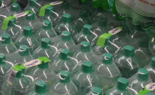 Plastikowe zgrzewki wody zakazane w UE, nowe przepisy