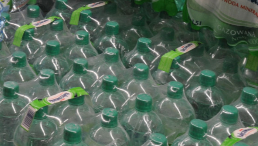 Plastikowe zgrzewki wody zakazane w UE, nowe przepisy