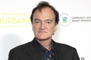Na zdjęciu mężczyzna w ciemnym garniturze, prezentujący poważny wyraz twarzy.