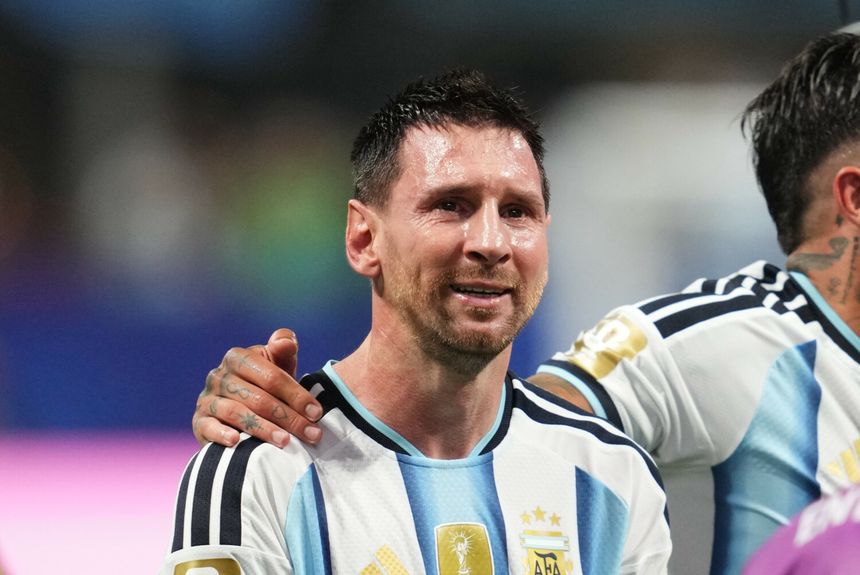 Na zdjęciu Lionel Messi, z emocjami na twarzy.