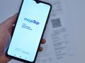 Na zdjęciu widać smartfon trzymany w dłoni, wyświetlający aplikację 