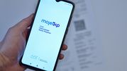 Na zdjęciu widać smartfon trzymany w dłoni, wyświetlający aplikację 