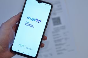 Na zdjęciu widać smartfon trzymany w dłoni, wyświetlający aplikację 