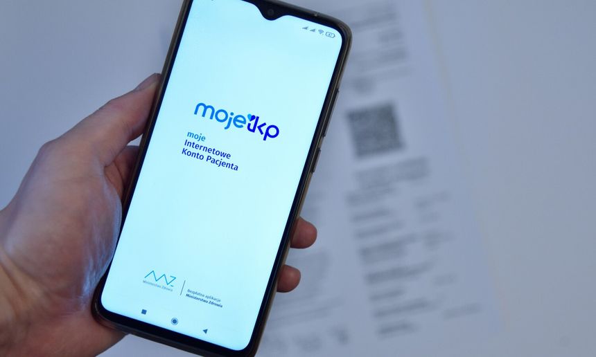 Na zdjęciu widać smartfon trzymany w dłoni, wyświetlający aplikację 