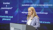 Na zdjęciu kobieta przy mównicy z napisem 