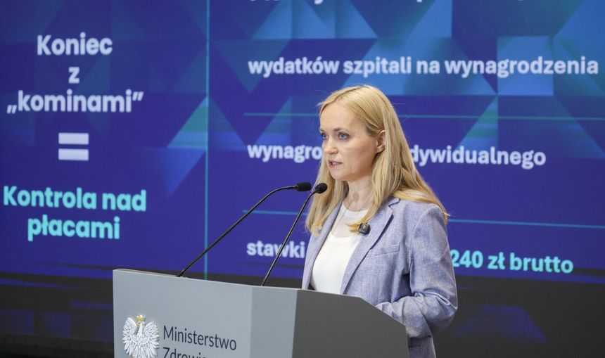Na zdjęciu kobieta przy mównicy z napisem 