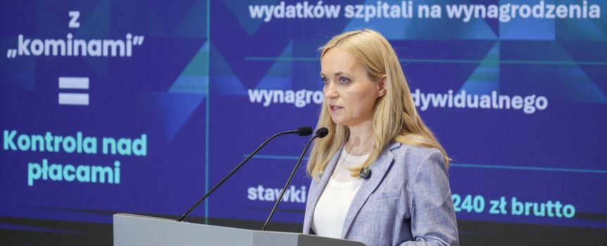 Na zdjęciu kobieta przy mównicy z napisem 