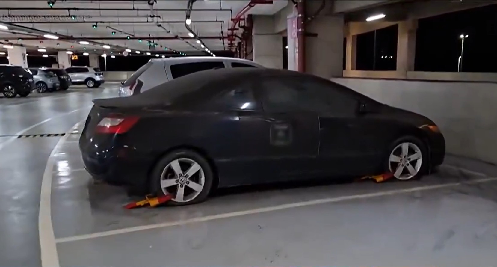 Porzucił auto na lotnisku i nigdy nie wrócił. Rachunek za parking jest gigantyczny