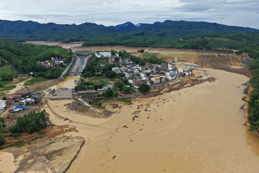 Chiny. Powódź i tajfun