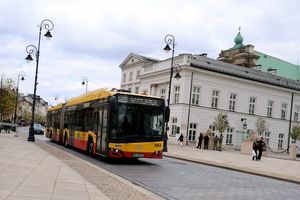 Autobus trolejbusowy na miejskiej ulicy