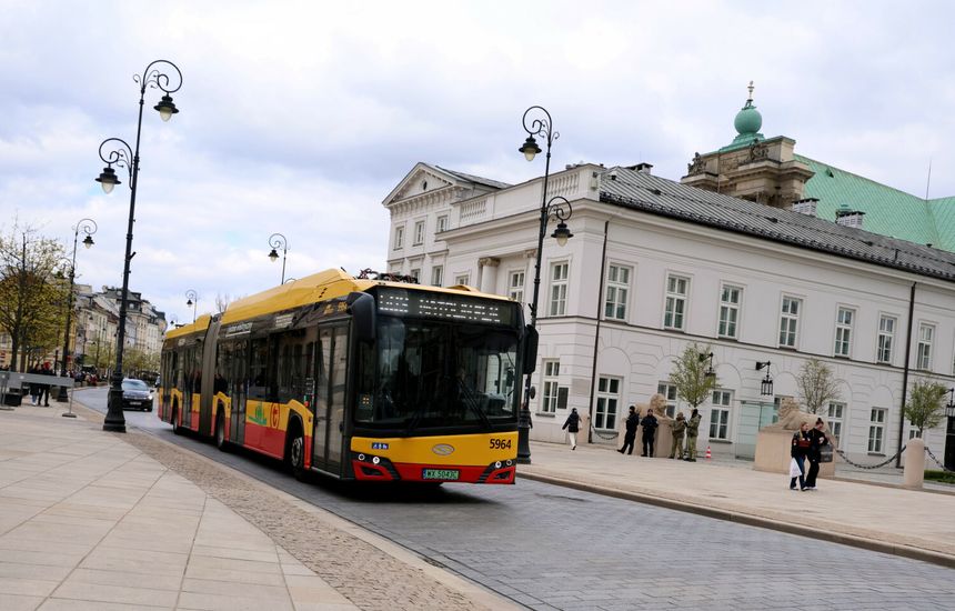 Autobus trolejbusowy na miejskiej ulicy