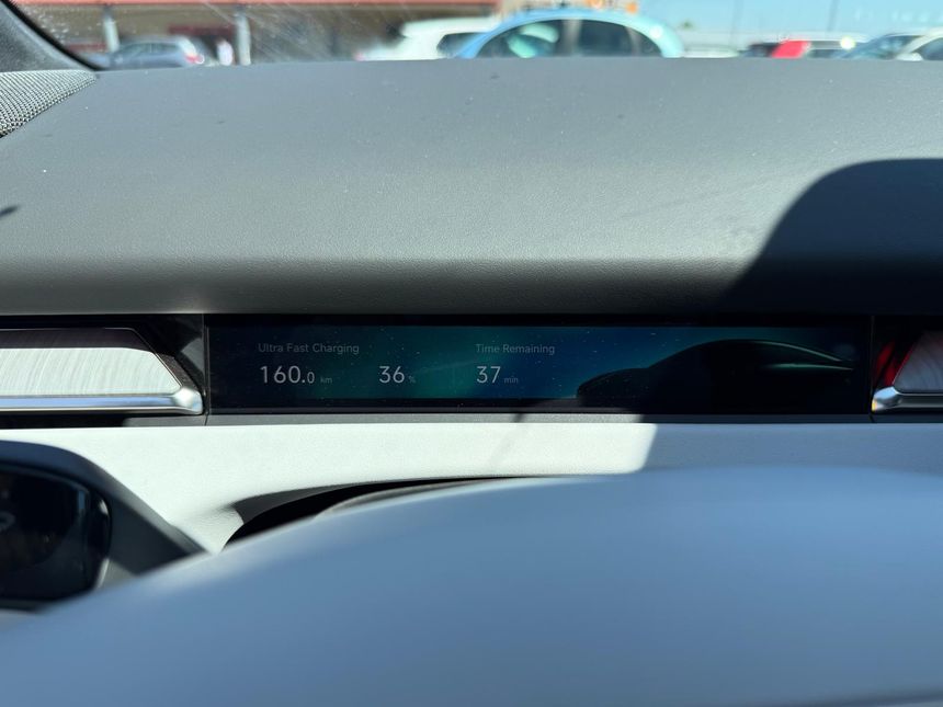 Wyświetlacz w samochodzie pokazuje 160 km zasięgu, 36% naładowania i 37 minut ładowania.