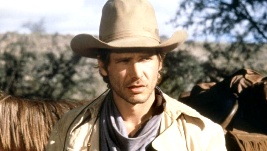 Harrison Ford w kapeluszu i płaszczu, tło górzyste, widok na konie.