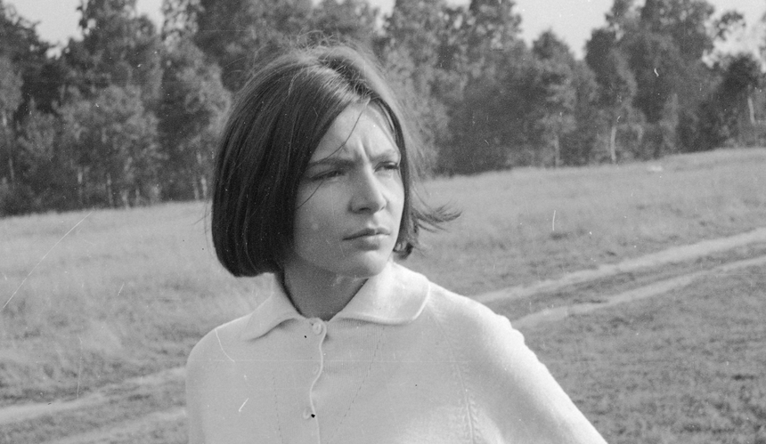 Młoda Marta Lipińska w białej bluze na tle łąki na planie