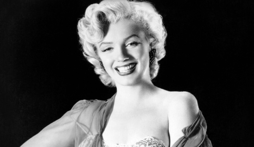 Uśmiechnięta Marilyn Monroe na czarnym tle