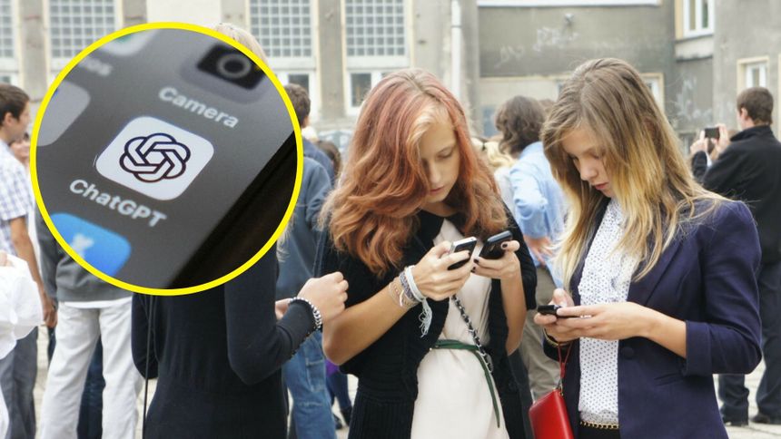 Nastolatki korzystające z telefonów komórkowych. ChatGPT (zdjęcie ilustracyjne)