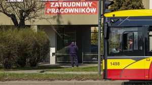 Nowe przepisy o PIP pozwalają kontrolować, czy pracownicy są zatrudnieni na podstawie odpowiedniej umowy [zdjęcie ilustracyjne] 