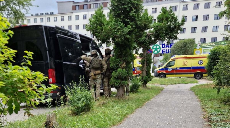 Dramatyczna interwencja w Lublinie. 38-latek zaatakował policjantów siekierą