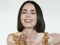 Lily Collins w złotym stroju
