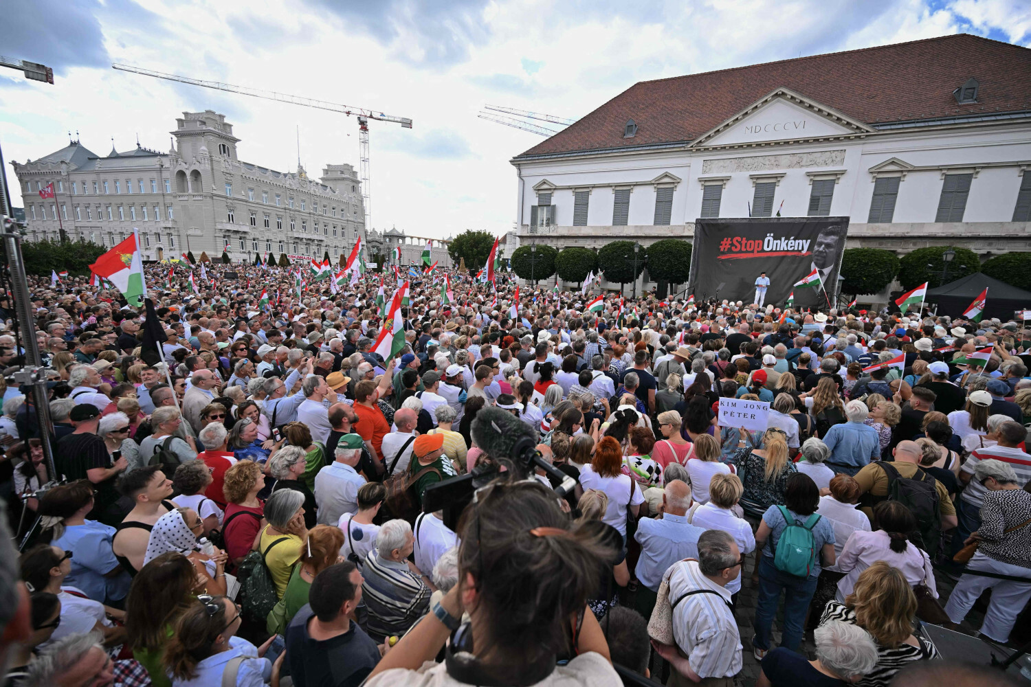 „Budzą się”. Tysiące Węgrów wyszło na ulice protestować przeciwko Magyarowi