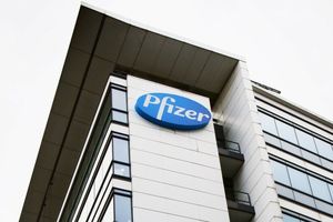 Budynek firmy farmaceutycznej Pfizer z dużym, niebieskim logo na ścianie.