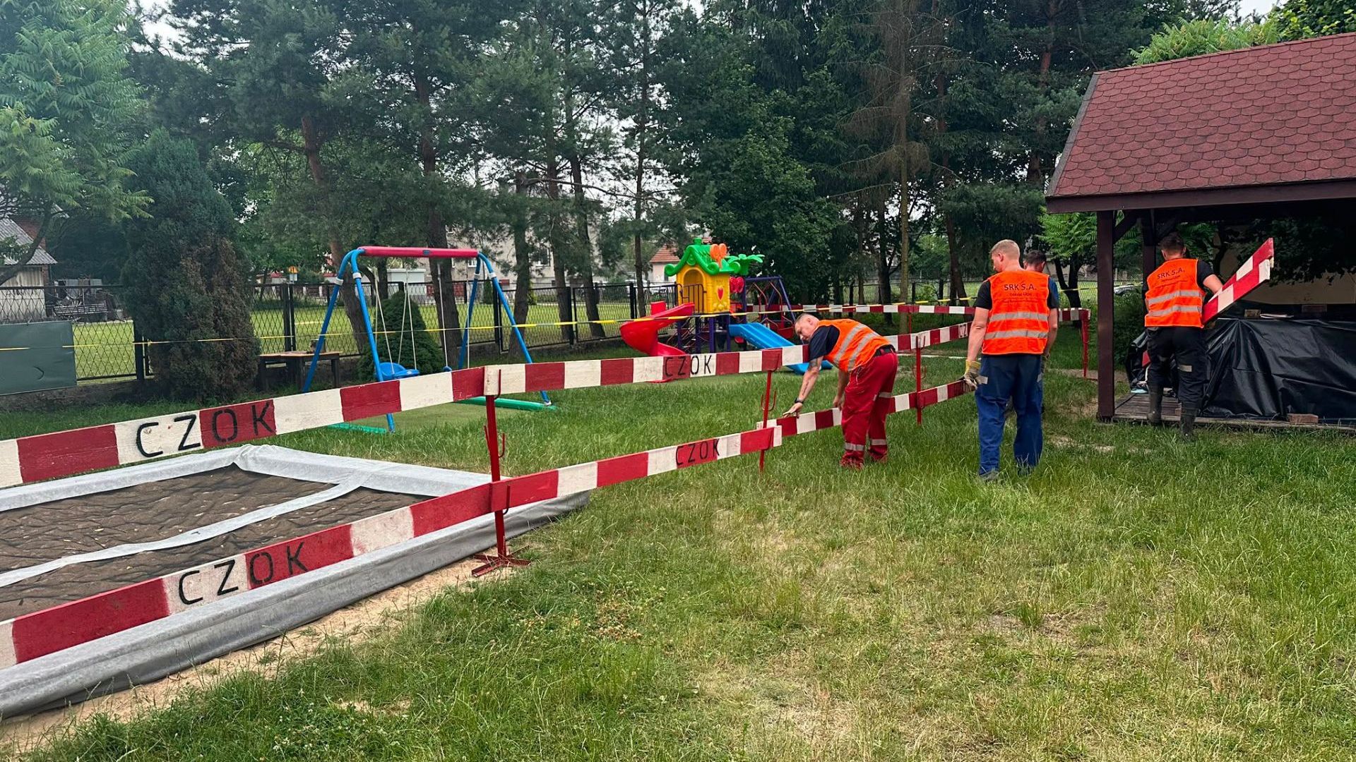 Ewakuacja w przedszkolu w Trzebini. Na placu zabaw pojawiła się deformacja
