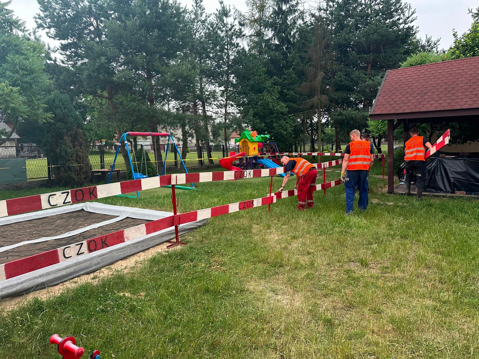 Ewakuacja w przedszkolu w Trzebini. Na placu zabaw pojawiła się deformacja