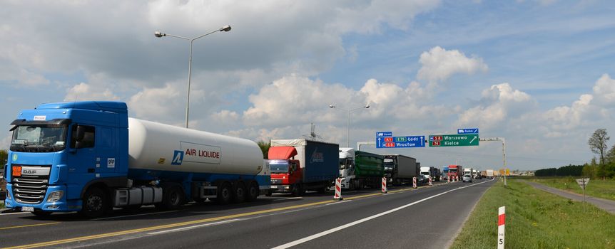 Ciężarówki na A1 (zdjęcie ilustracyjne)