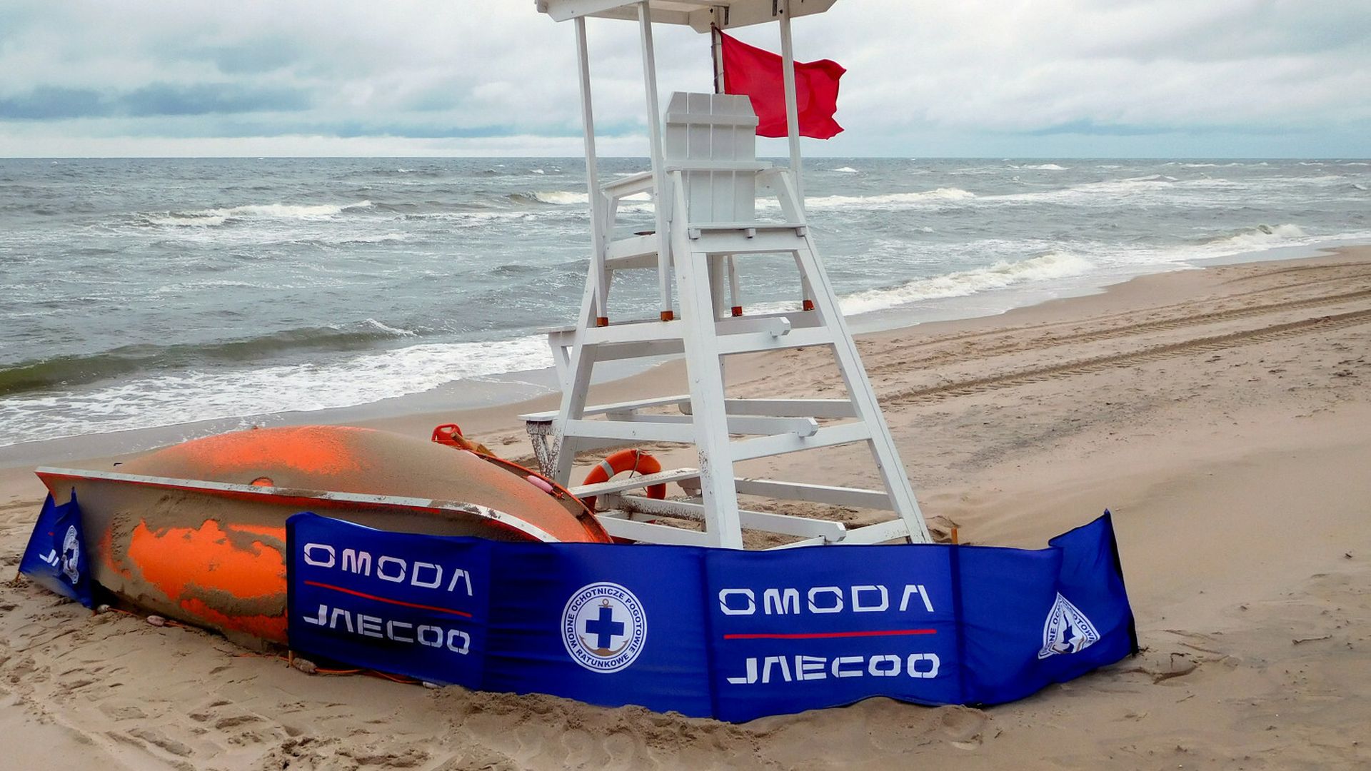 Bałtyk wciąż groźny mimo dobrej pogody. Na plażach widać czerwone flagi
