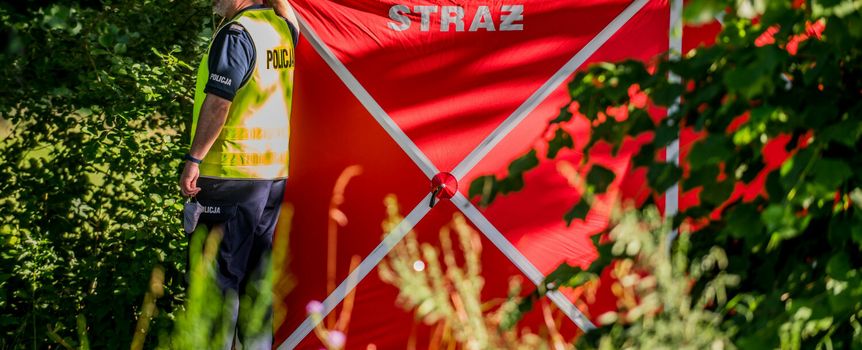 Parawan straży i policjant