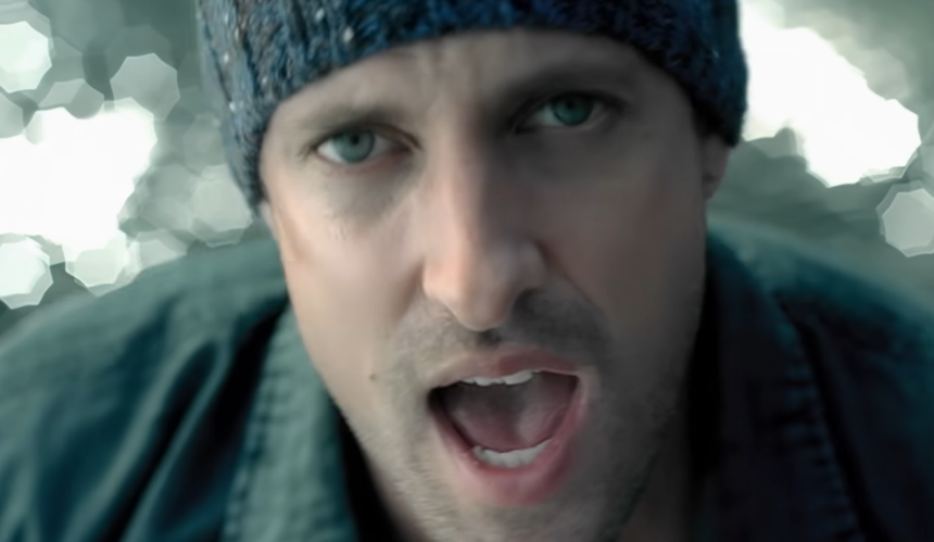 Daniel Powter w czapce w teledysku do utworu 