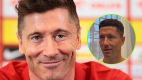 Zbliżenie na Roberta Lewandowskiego w trakcie konferencji prasowej. Uśmiech, czerwony strój.