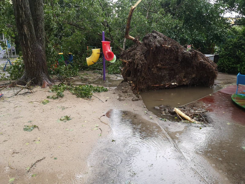 Zniszczenia po burzy