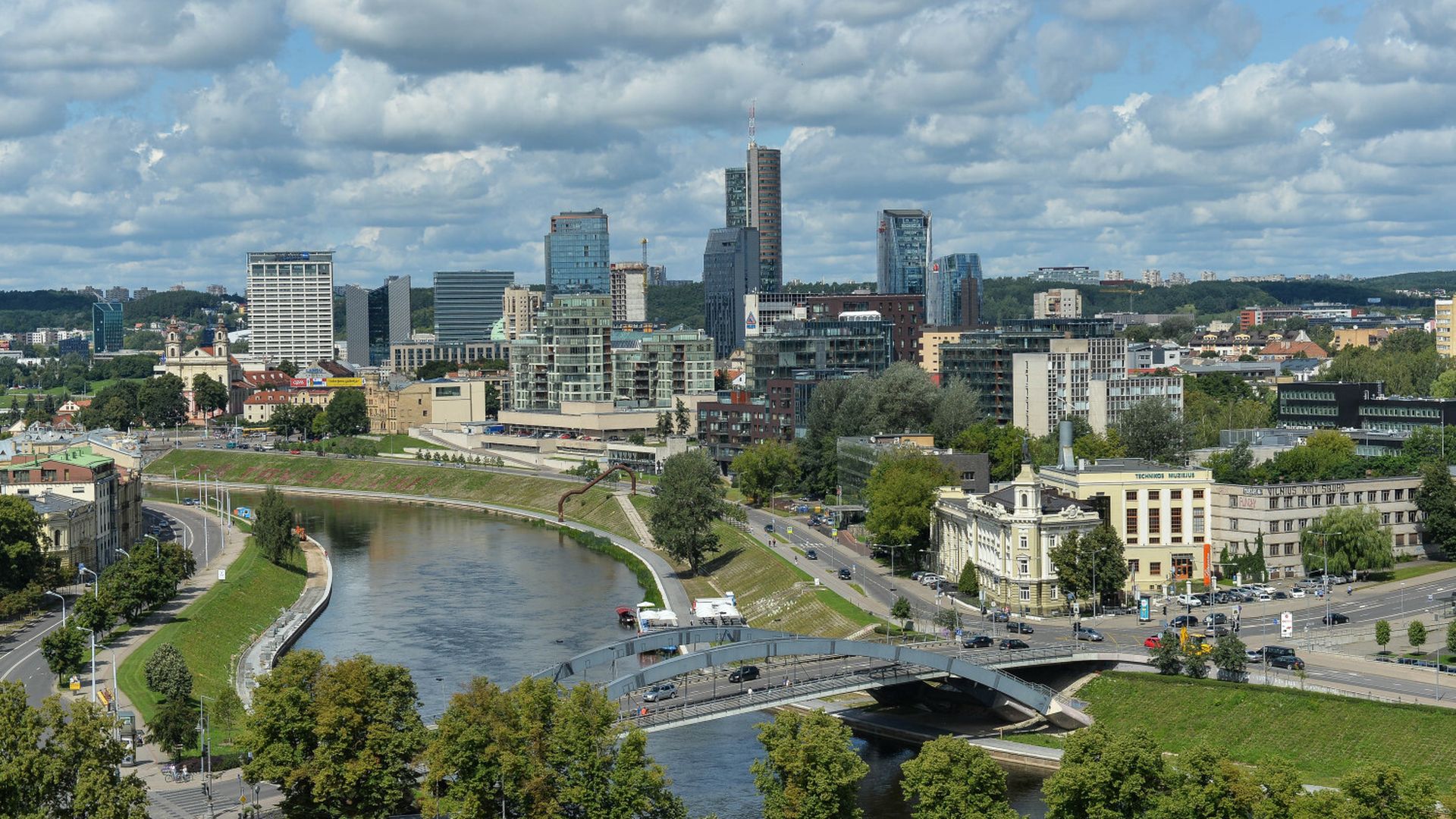 Polacy wylatują na city breaki. Ten kierunek jest najtańszy latem. „Zachwyca”