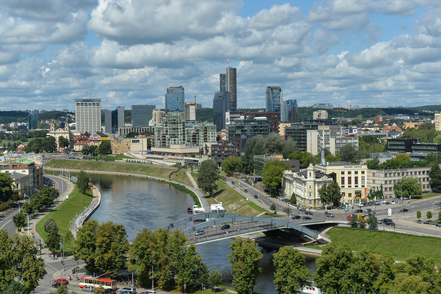 Polacy wylatują na city breaki. Ten kierunek jest najtańszy latem. „Zachwyca”