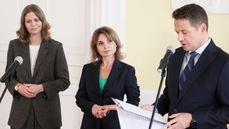 Od lewej: Magdalena Młochowska, Izabela Marcewicz-Jendrysik, Rafał Trzaskowski