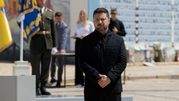 Na zdjęciu prezydent Ukrainy Wołodymyr Zełenski na tle flagi i symboli państwowych.