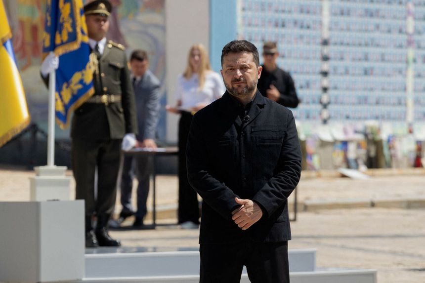 Na zdjęciu prezydent Ukrainy Wołodymyr Zełenski na tle flagi i symboli państwowych.